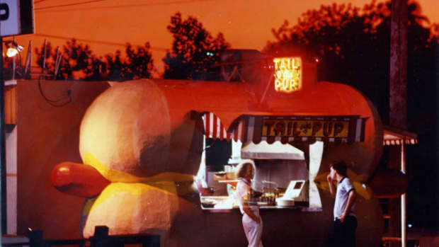Tail_o_the_Pup_stand_at_night