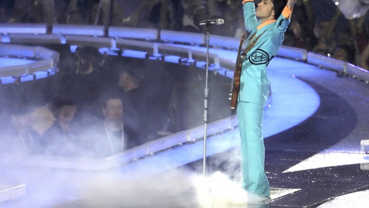 Nothing compares to Prince (and the Purple Rain) at Super Bowl XLI