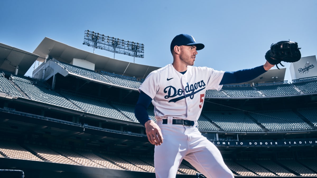 Freeman joins Dodgers in Arizona, dons new jersey
