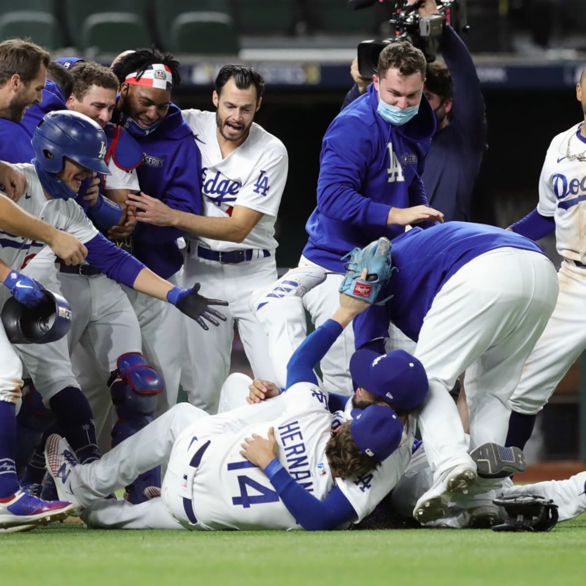 Los Angeles Dodgers win World Series for first title since 1988; Justin  Turner tests positive for COVID-19 - CBS News