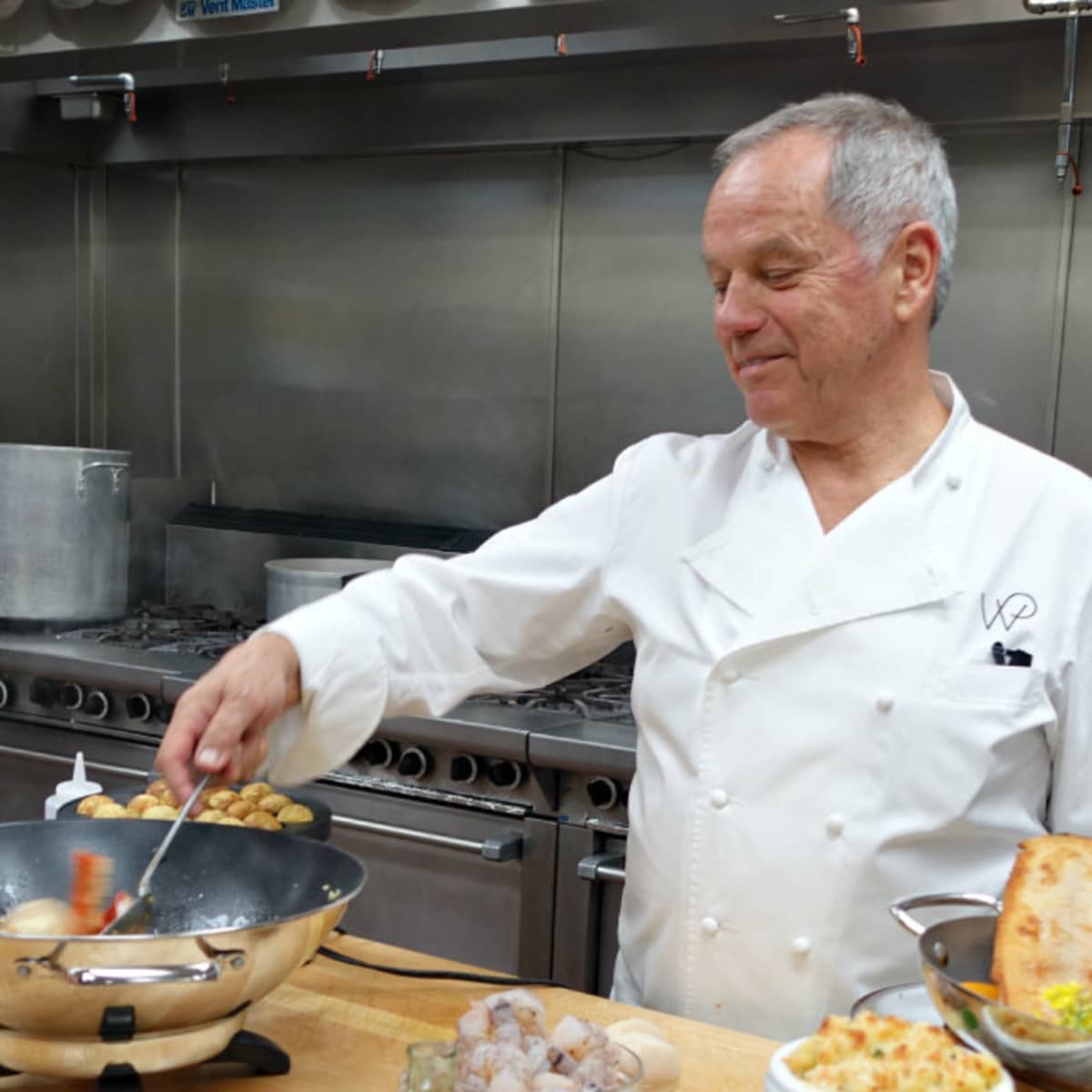 Los Angeles, USA. 25th Mar, 2022. Pâtisserie creations, including one in  the shape of an Oscar trophy, stand on a table. Star chef Wolfgang Puck has  been serving up food for celebrity