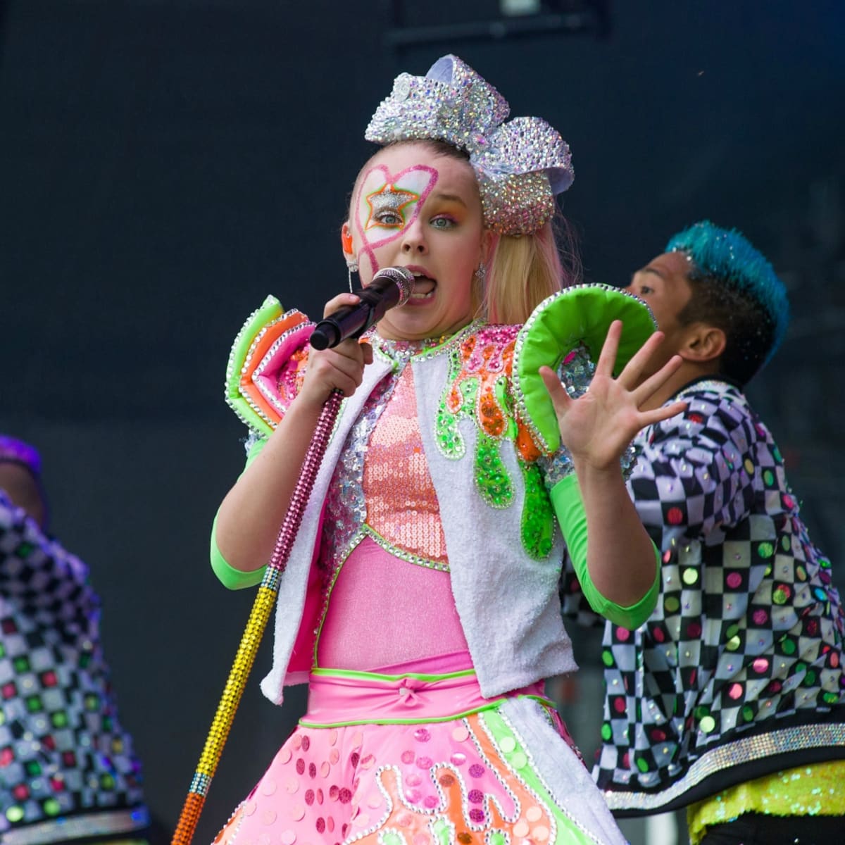 JoJo Siwa Issues Statement After Her Claire's Makeup Set Was Recalled Over  Asbestos Concerns