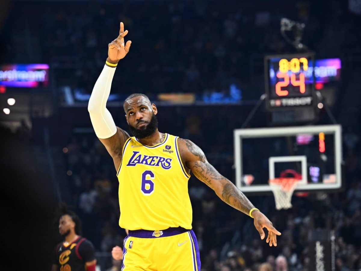 LeBron James, Los Angeles Lakers agree to 2-year, $97.1 million extension  that includes 3rd-year player option - ESPN