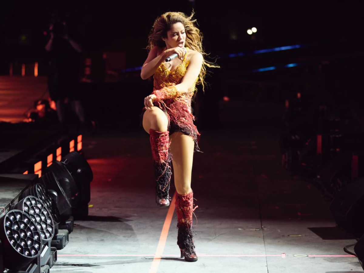 Shakira, Billie Eilish Among Surprise Guests at Coachella - LAmag