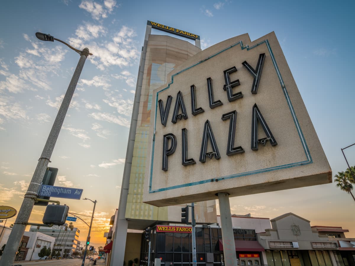 Valley Plaza Is Nearly Abandoned but It s a Favorite Hollywood