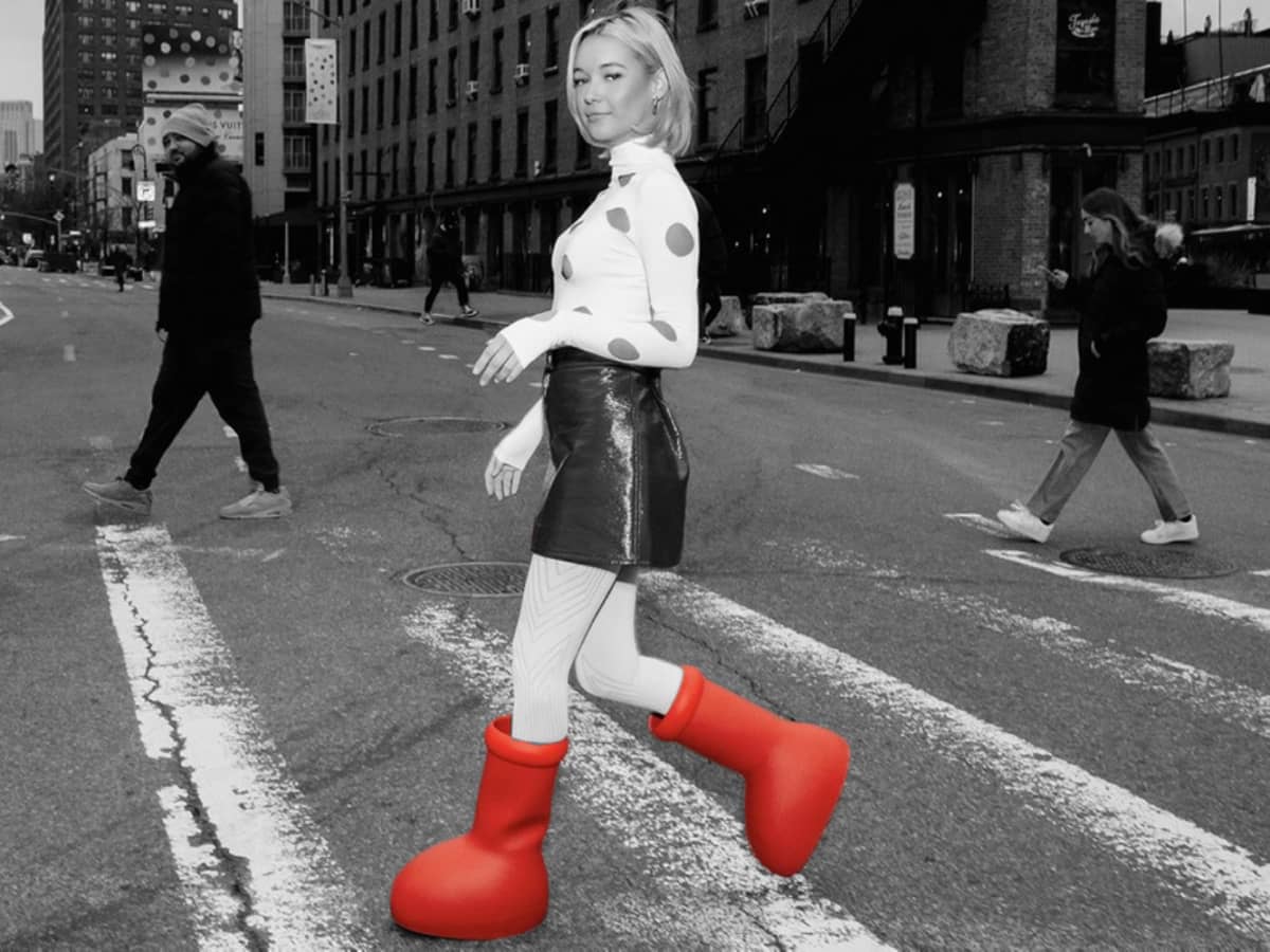 People outlet wearing boots