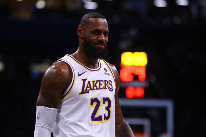 Fans Sing 'You Are My Sunshine' to LeBron James in New TikTok Trend - LAmag