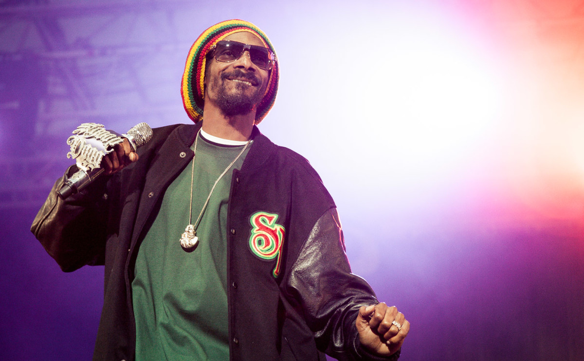 Super Bowl: Snoop Dogg smokes joint moments before halftime show, Culture