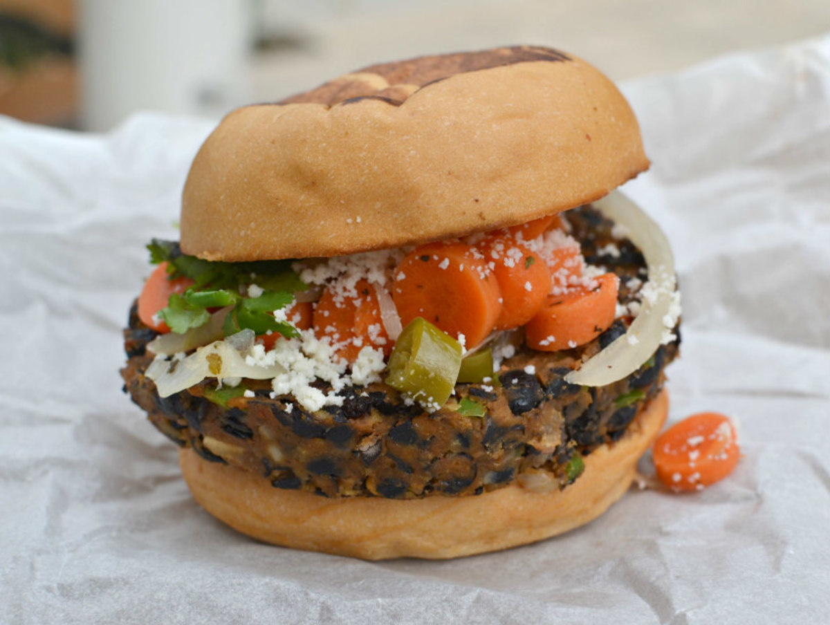 VEGETARIANA 🥬🍅 la favorita de muchos !!! Y vos, la probaste ?!… #blackpan  #bestburger #bestburgerintown #burger #veggie #vegetariana…