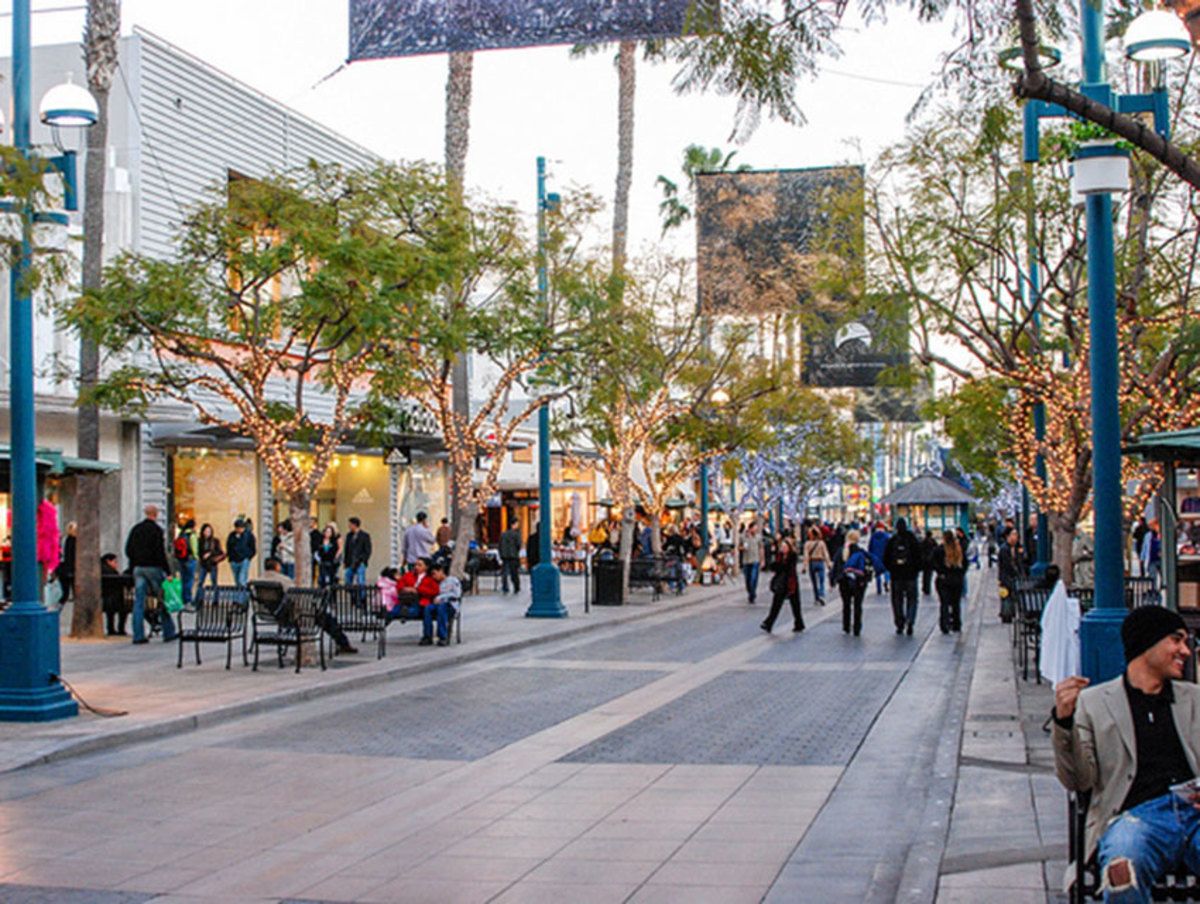 Треть улицу. Third Street Promenade Санта-Моника. Променад Лос Анджелес. Лос Анджелеса Promenade. Санта Моника Лос Анджелес улицы.