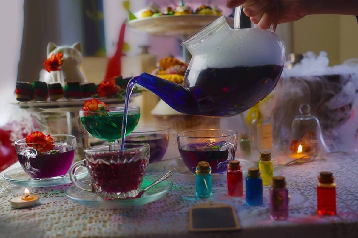 Host An Alice in Wonderland Themed Party - Announce It!