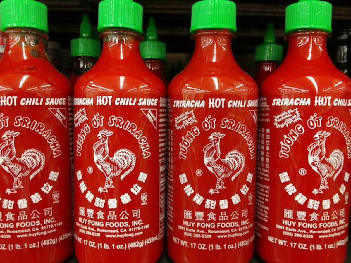  Huy Fong Sriracha Hot Chili Sauce Bottle, 17 Ounce