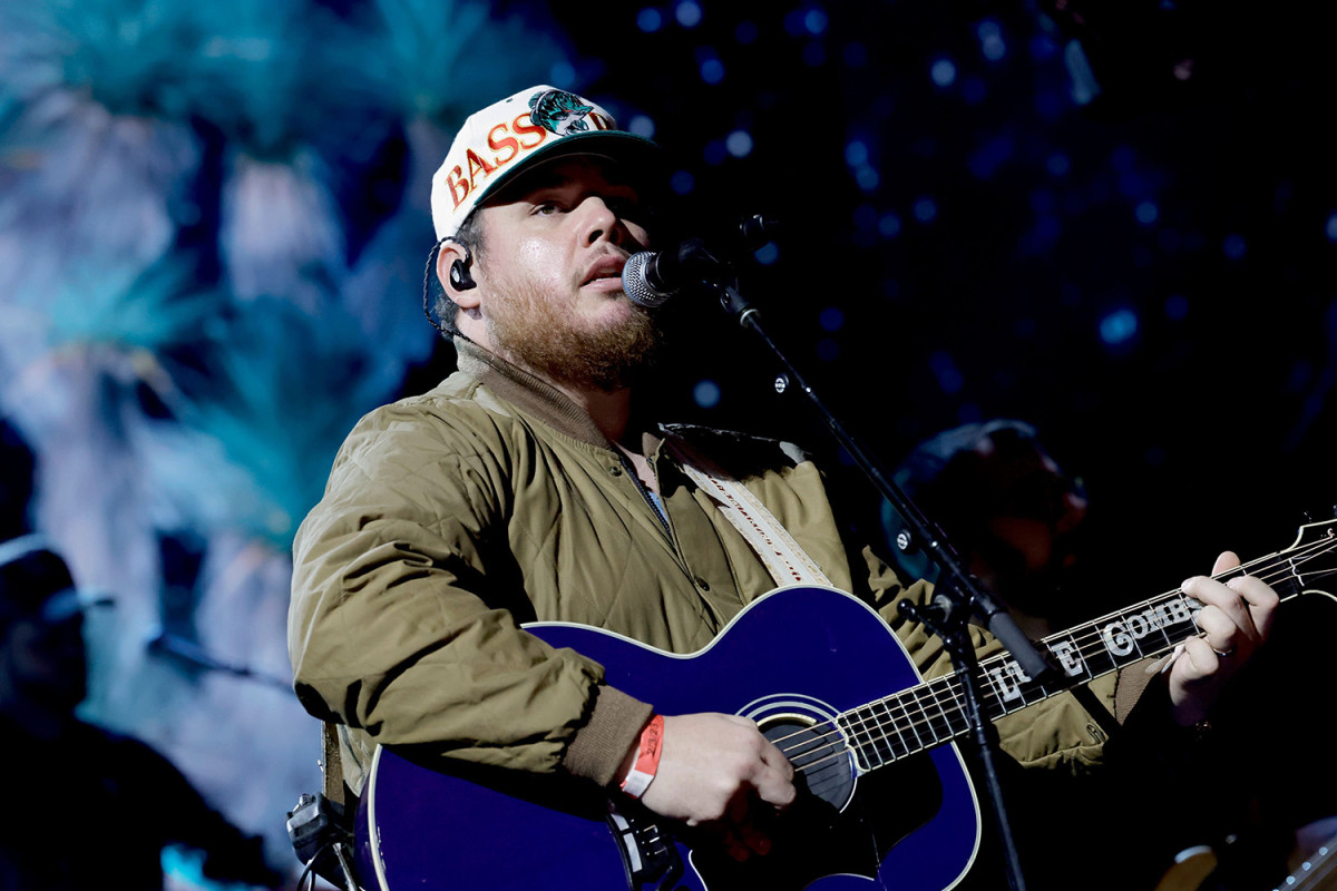 Luke Combs Toasts Beer, Fatherhood at SoFi Stadium Concert LAmag