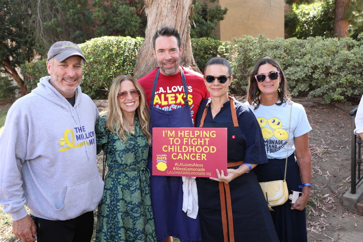 星级厨师、达科塔和埃尔·范宁帮助筹集了140万美元为儿童癌症患者，洛杉矶之爱与亚历克斯的柠檬水