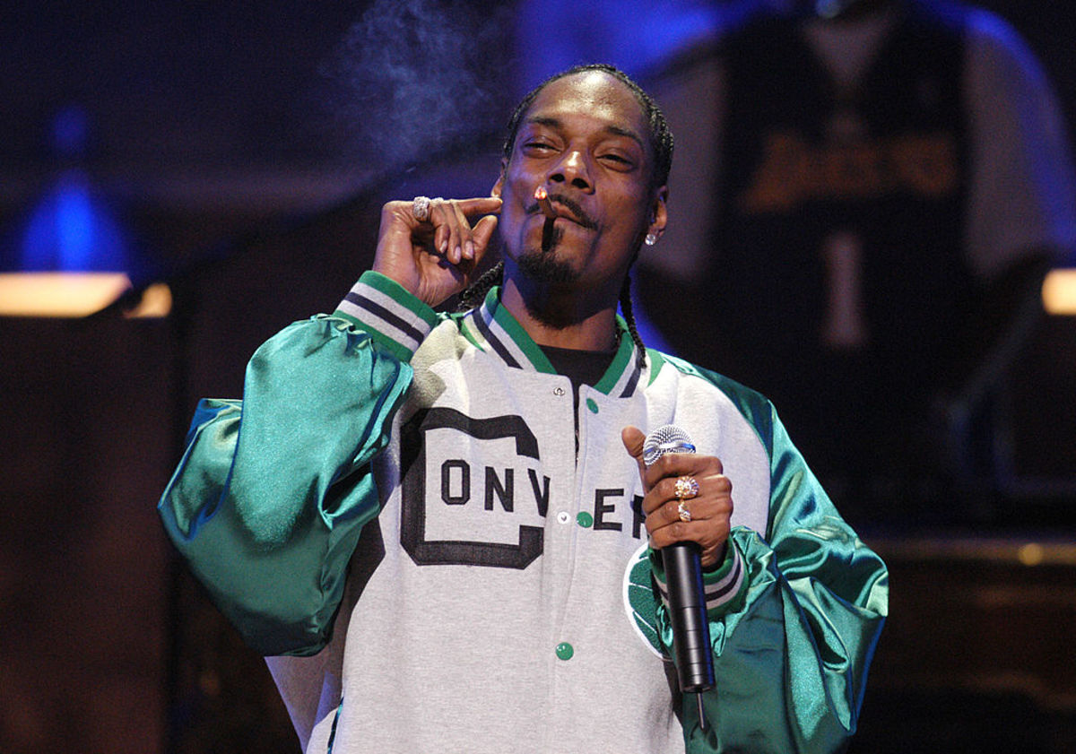 Snoop dogg it like hot. Snoop Dogg. Snoop Dogg Smoke. Snoop Dogg smoking. Snob Dogg smoking.