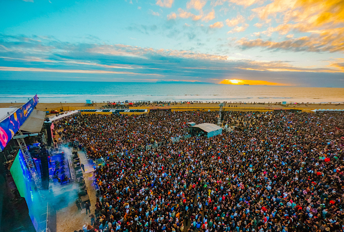 BlackGarbed Music Fans Brave the Beach for Darker Waves LAmag