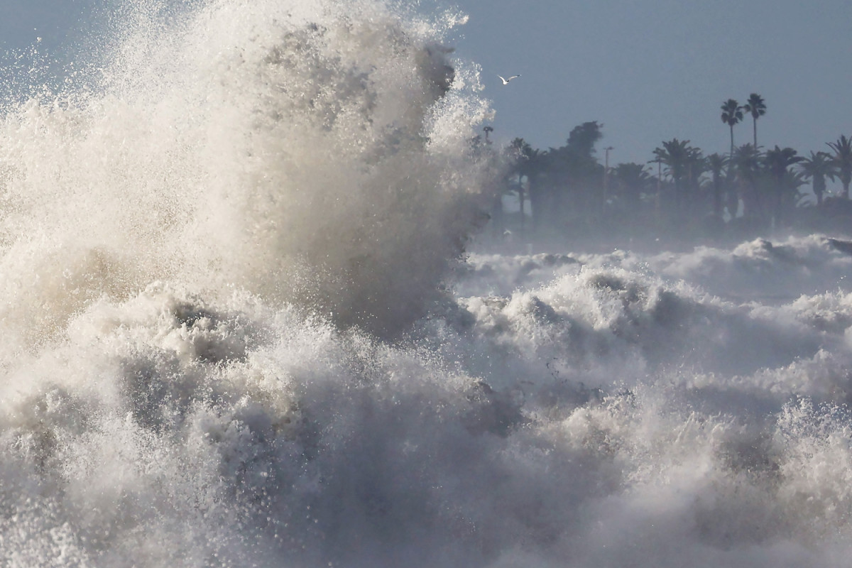 Rogue Wave Sends Ventura Beachgoers Running for Their Lives LAmag