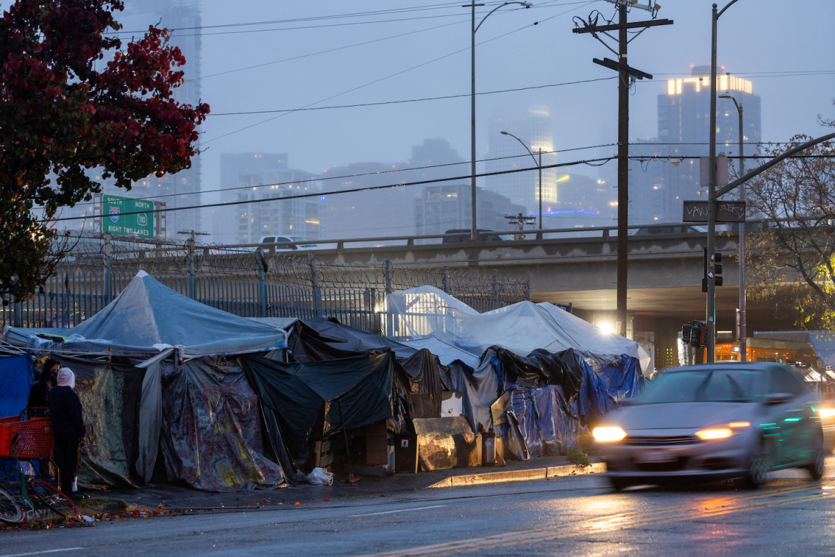 la homeless tent cities        
        <figure class=